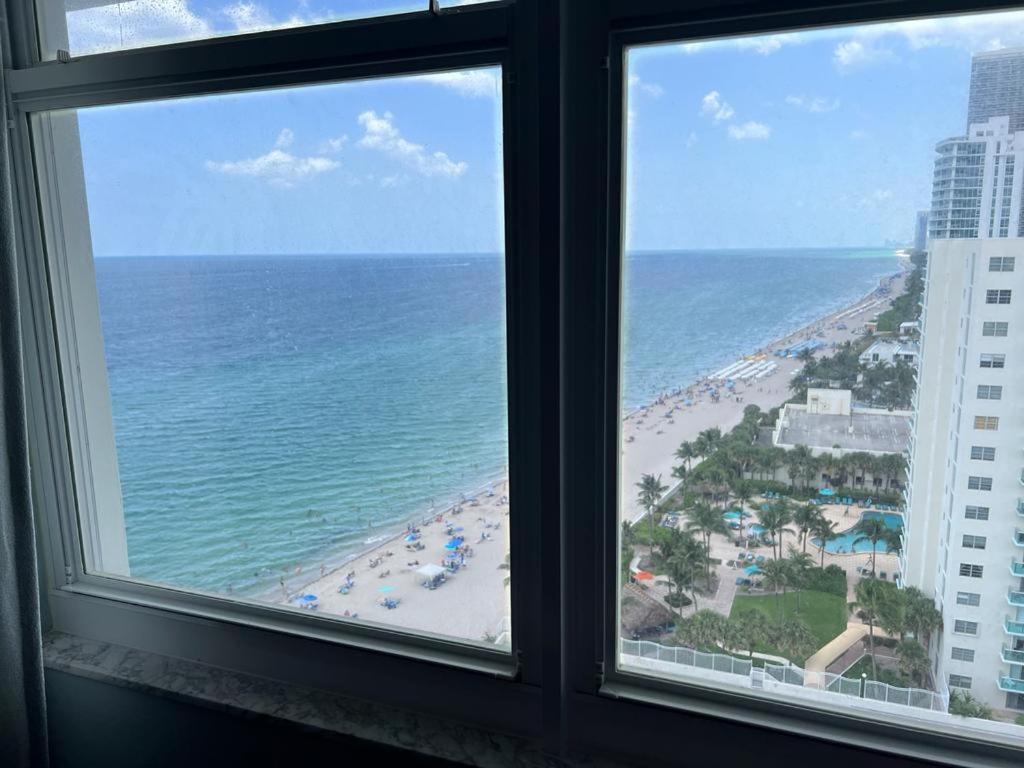 Atlantic Penthouse: Beachfront Luxury with Ocean Views Hollywood Exterior photo